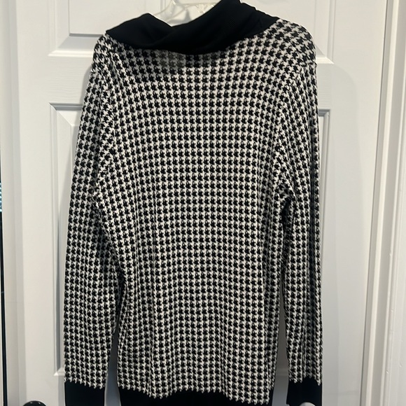Black and white houndstooth sweater - Picture 4 of 4